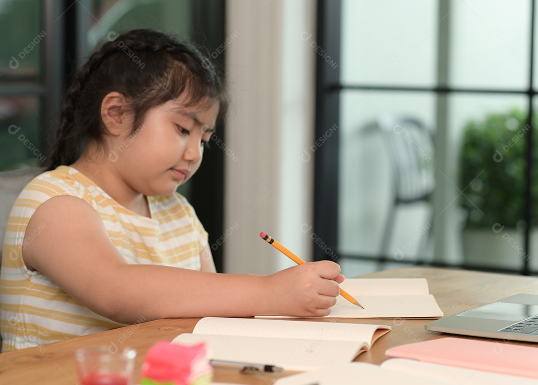 Menina asiática estão dando aulas em casa, estudam on-line em casa, as meninas estão entediadas e cansadas de estudar.