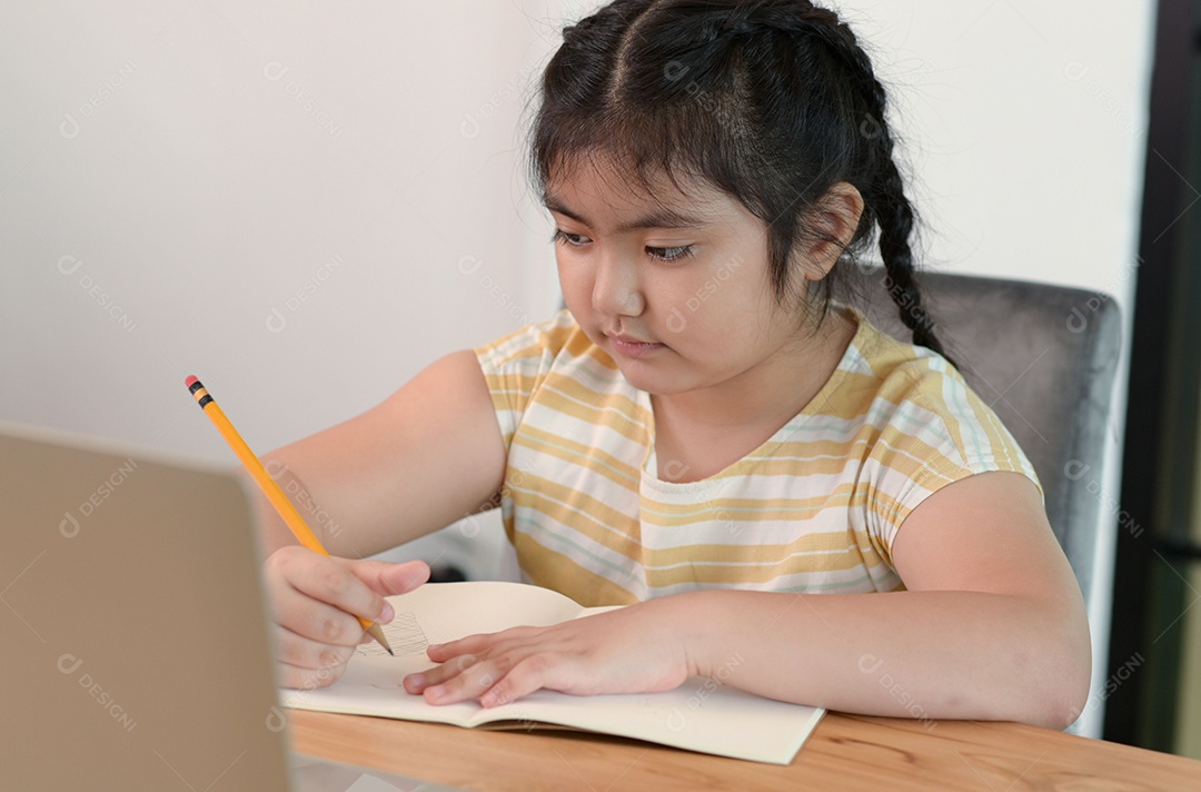 Menina asiática estão dando aulas em casa, estudam on-line em casa, as meninas estão entediadas e cansadas de estudar.