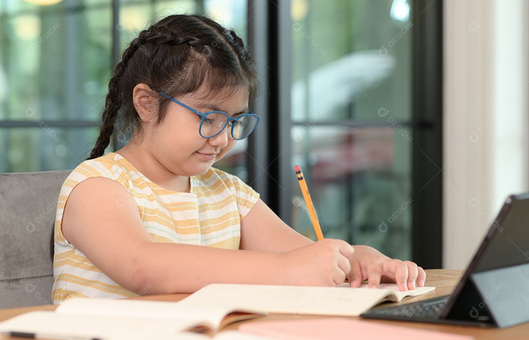 Menina asiática estão dando aulas em casa, estudam on-line em casa, as meninas estão entediadas e cansadas de estudar.