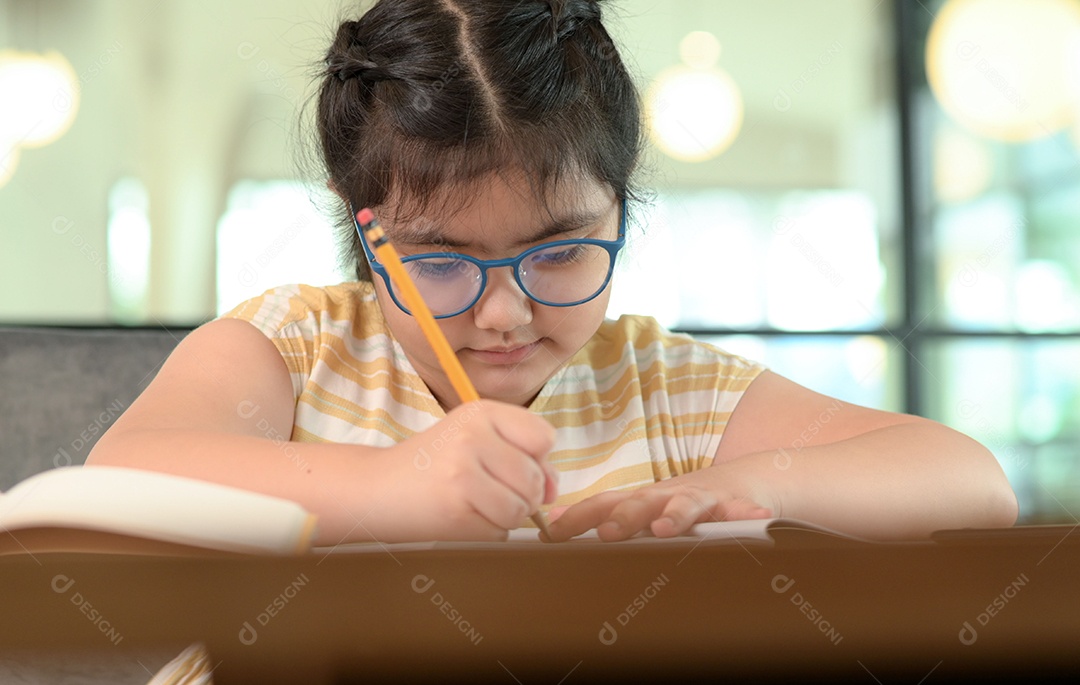 Menina asiática estão dando aulas em casa, estudam on-line em casa, as meninas estão entediadas e cansadas de estudar.