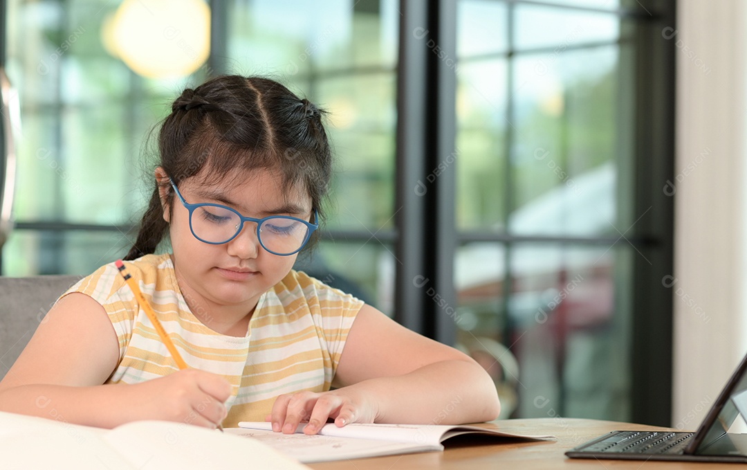 Menina asiática estão dando aulas em casa, estudam on-line em casa, as meninas estão entediadas e cansadas de estudar.