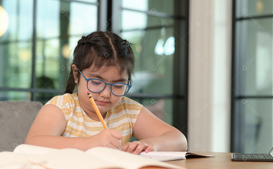 Menina asiática estão dando aulas em casa, estudam on-line em casa, as meninas estão entediadas e cansadas de estudar.