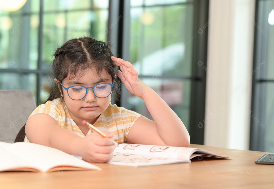 Menina asiática estão dando aulas em casa, estudam on-line em casa, as meninas estão entediadas e cansadas de estudar.