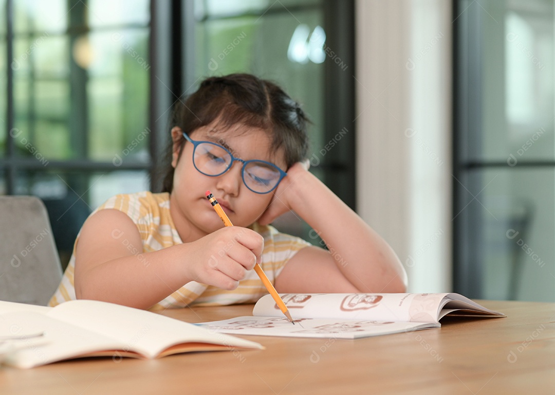Menina asiática estão dando aulas em casa, estudam on-line em casa, as meninas estão entediadas e cansadas de estudar.
