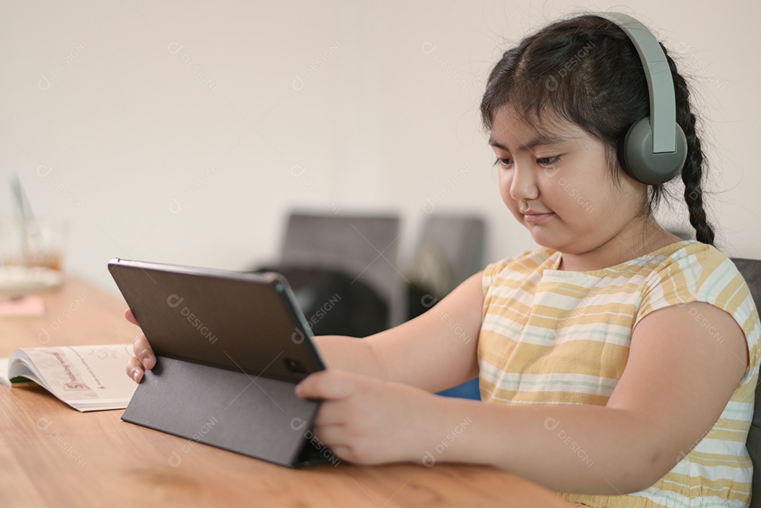 Menina asiática estão dando aulas em casa, estudam on-line em casa, as meninas estão entediadas e cansadas de estudar.