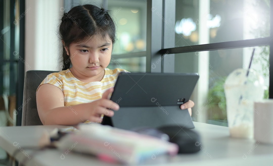 Menina asiática estão dando aulas em casa, estudam on-line em casa, as meninas estão entediadas e cansadas de estudar.
