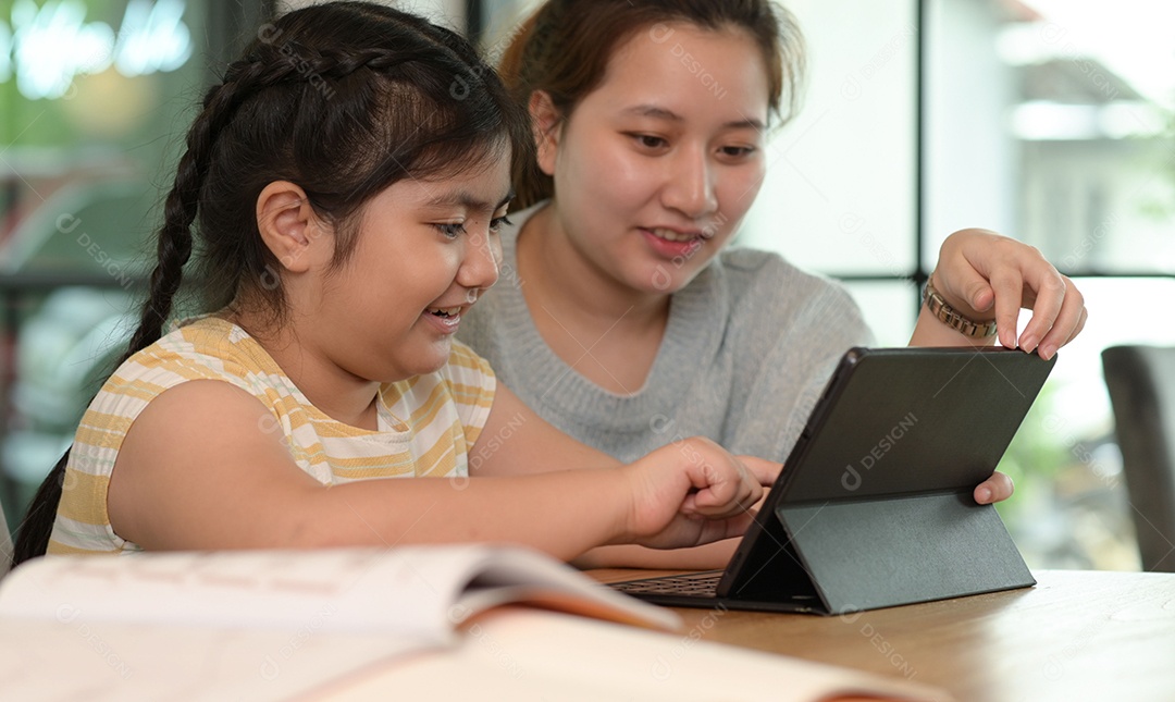 Menina asiática estudando em particular com tutor em casa, irmãos ensinando lição de casa, aprendizado on-line.