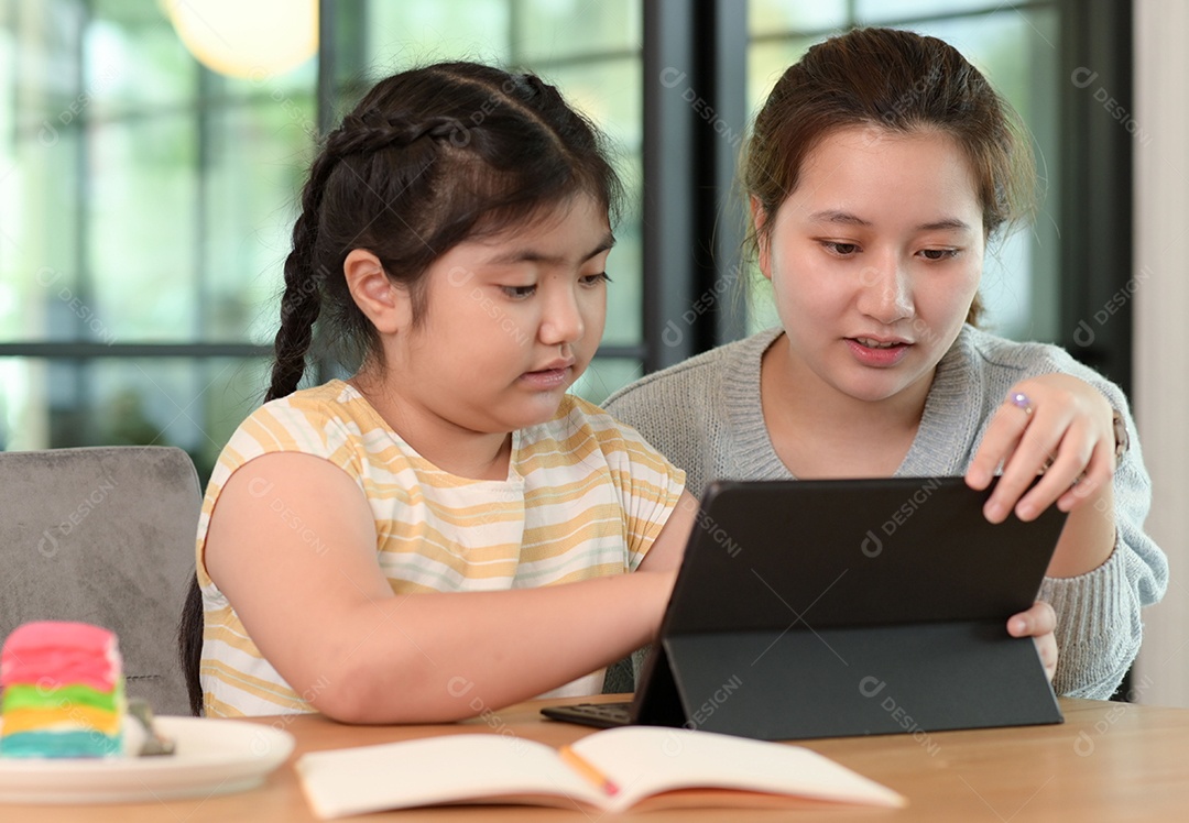 Menina asiática estudando em particular com tutor em casa, irmãos ensinando lição de casa, aprendizado on-line.