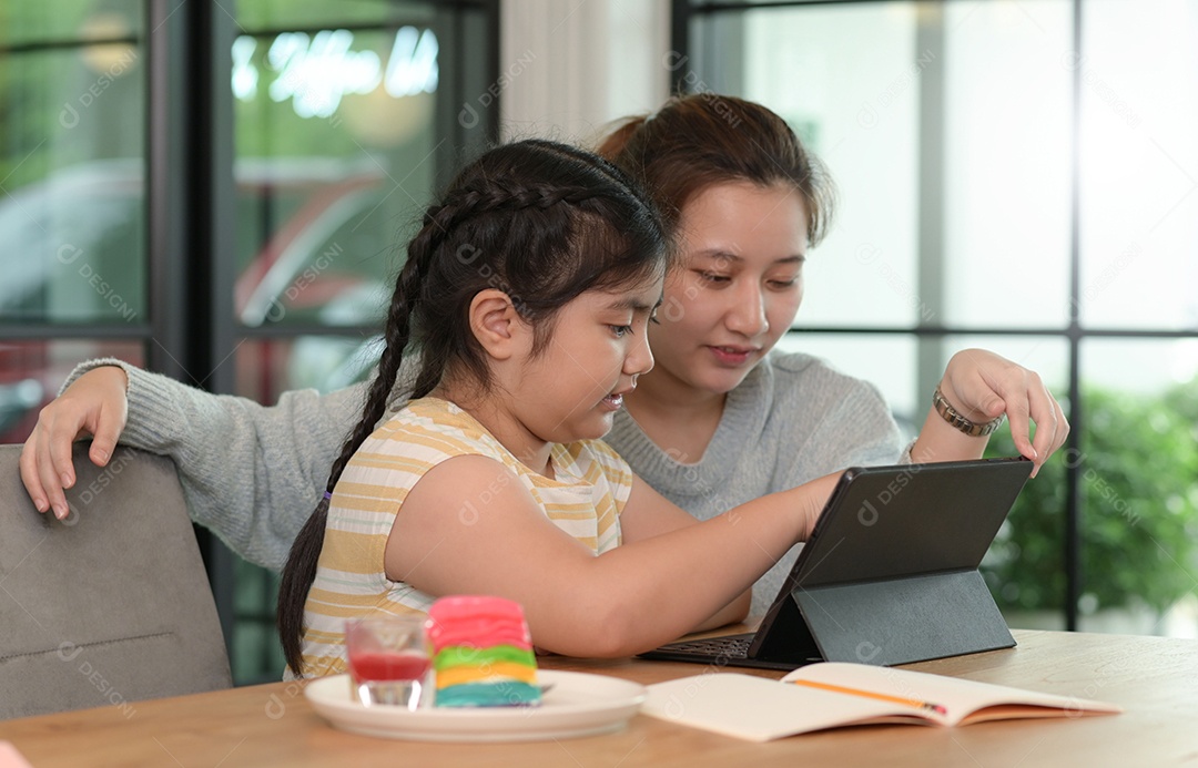 Menina asiática estudando em particular com tutor em casa, irmãos ensinando lição de casa, aprendizado on-line.