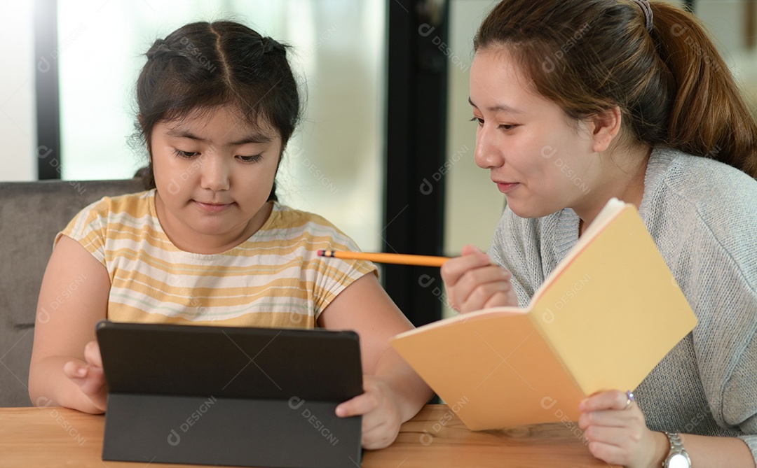 Menina asiática estudando em particular com tutor em casa, irmãos ensinando lição de casa, aprendizado on-line.