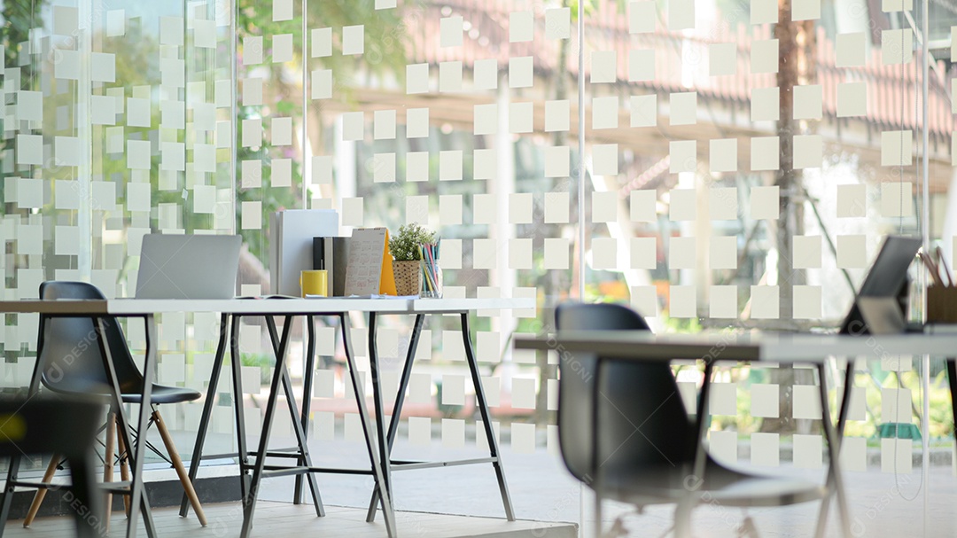 Local de trabalho moderno com computador portátil e material de escritório.
