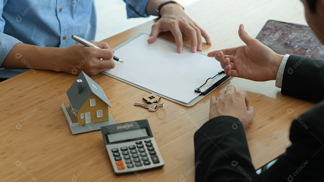 Agentes de seguros estão apresentando clientes para assinar contratos de seguro imobiliário.