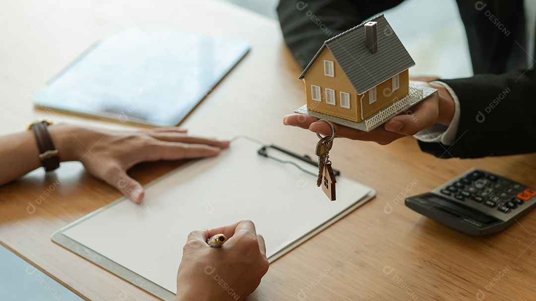 Corretor da casa está apresentando o cliente para assinar o contrato de compra.