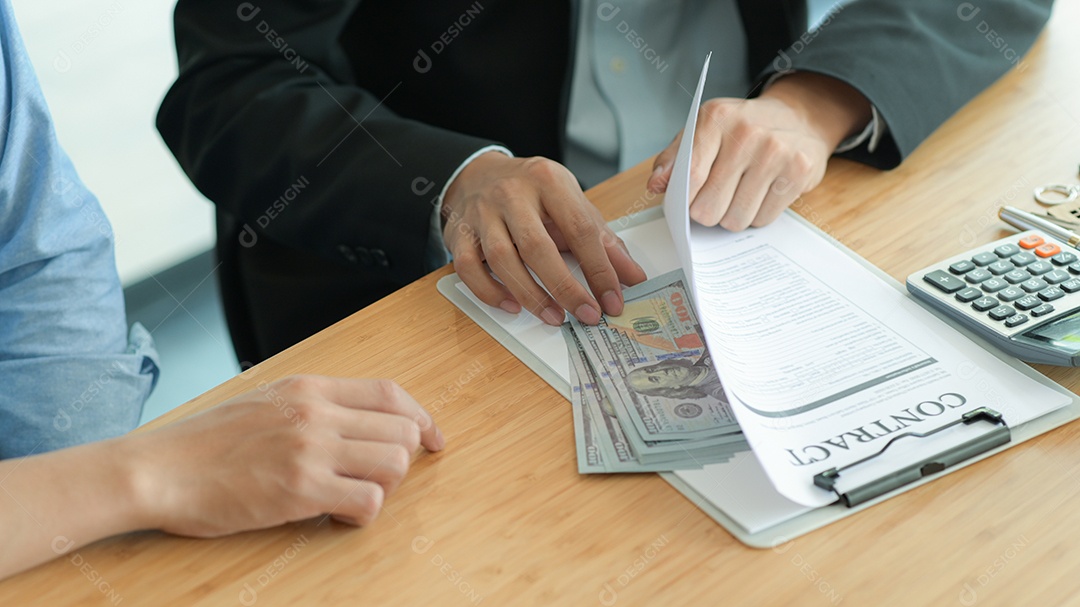 Conceito de corrupção, funcionários do governo estão aceitando pagamentos de corrupção que os empresários entregam.