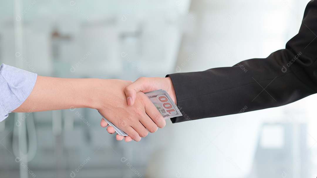 Aperto de mão e ter dinheiro na mão para corrupção.
