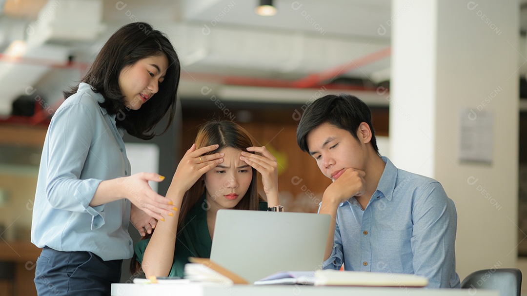 A equipe de negócios jovem está se reunindo por videoconferência e é séria.