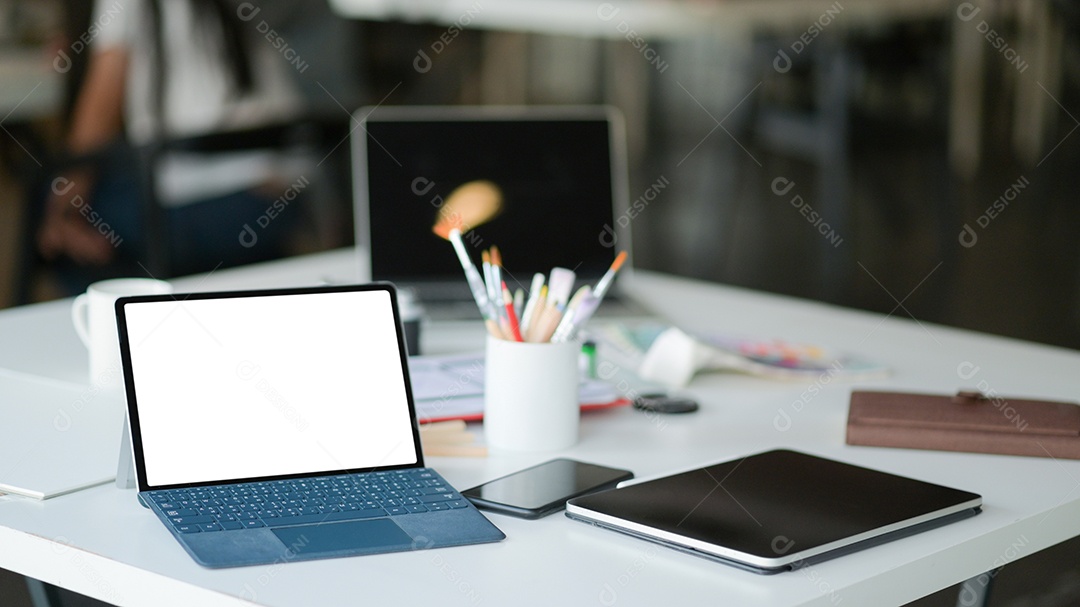 Locais de trabalho públicos contemporâneos com laptops e equipamentos de escritório.