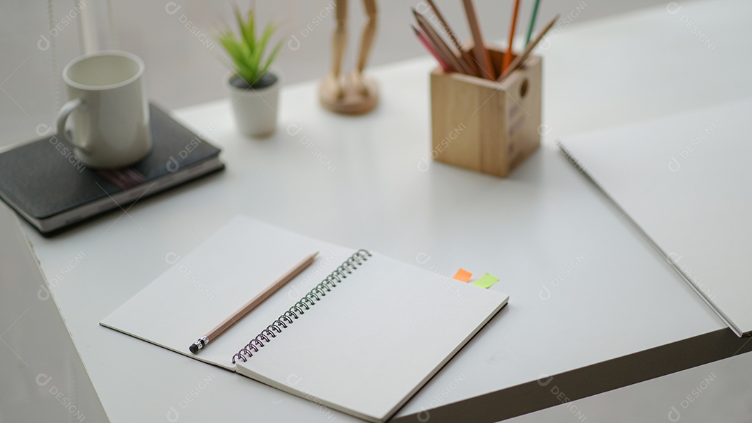 Abra o notebook na mesa em um espaço de trabalho simples completo com papel de carta e café.