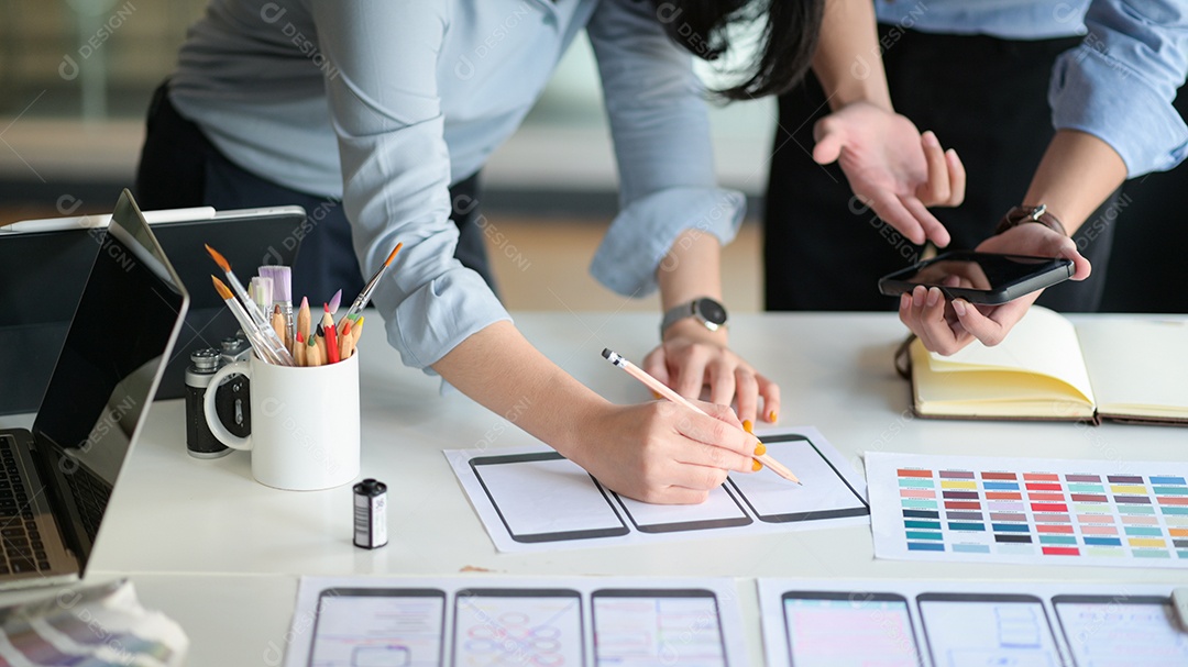 A equipe de design UX planeja desenvolver um protótipo de aplicativo para smartphone.