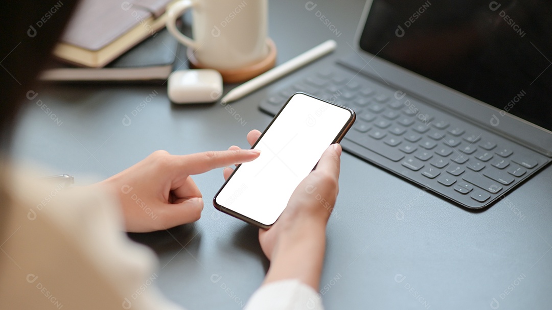 Empresária de procurando informações importantes com um smartphone para seu projeto.