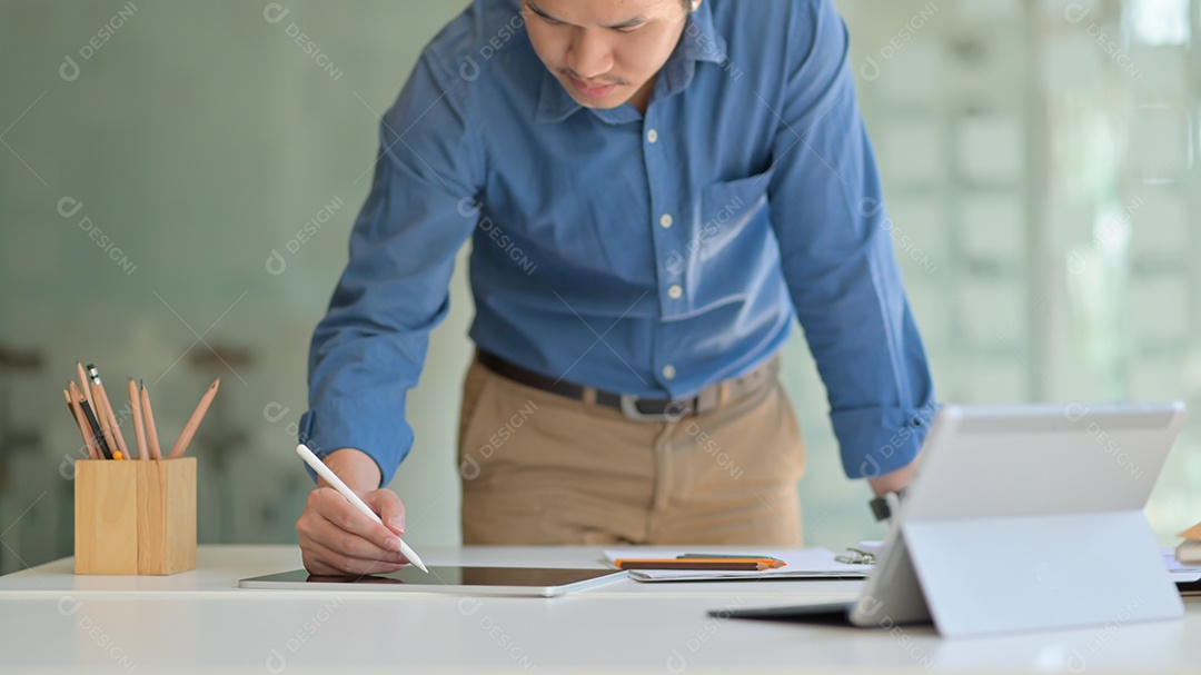 Designers independentes estão usando tablet digital para projetar novos projetos.