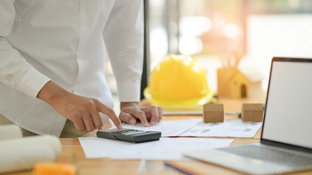 Arquitetos estão usando calculadoras para projetar plantas de casas para novos projetos.