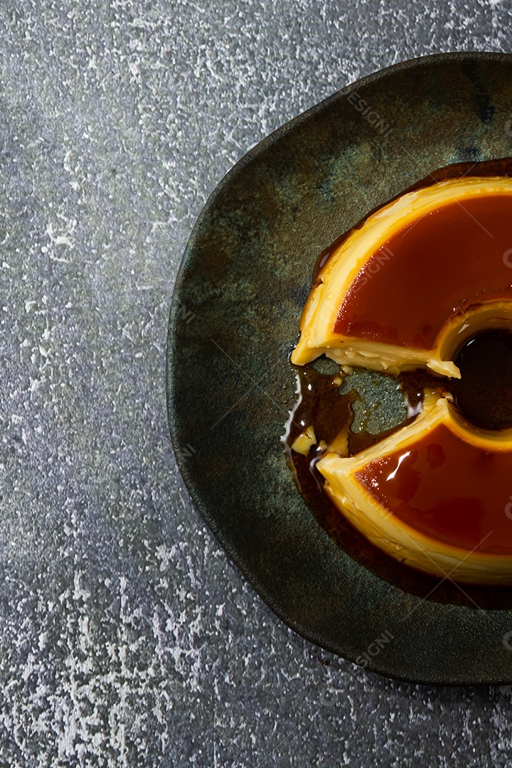 pudim de leite ou pudim de leite formato de banner ao ar livre. sobremesa tradicional brasileira com caramelo também conhecido como pudim