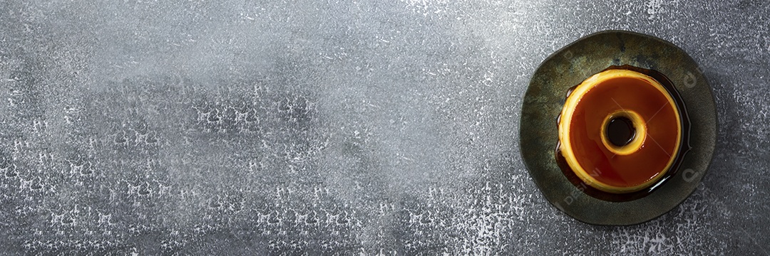 pudim de leite ou pudim de leite formato de banner ao ar livre. sobremesa tradicional brasileira com caramelo também conhecido como pudim