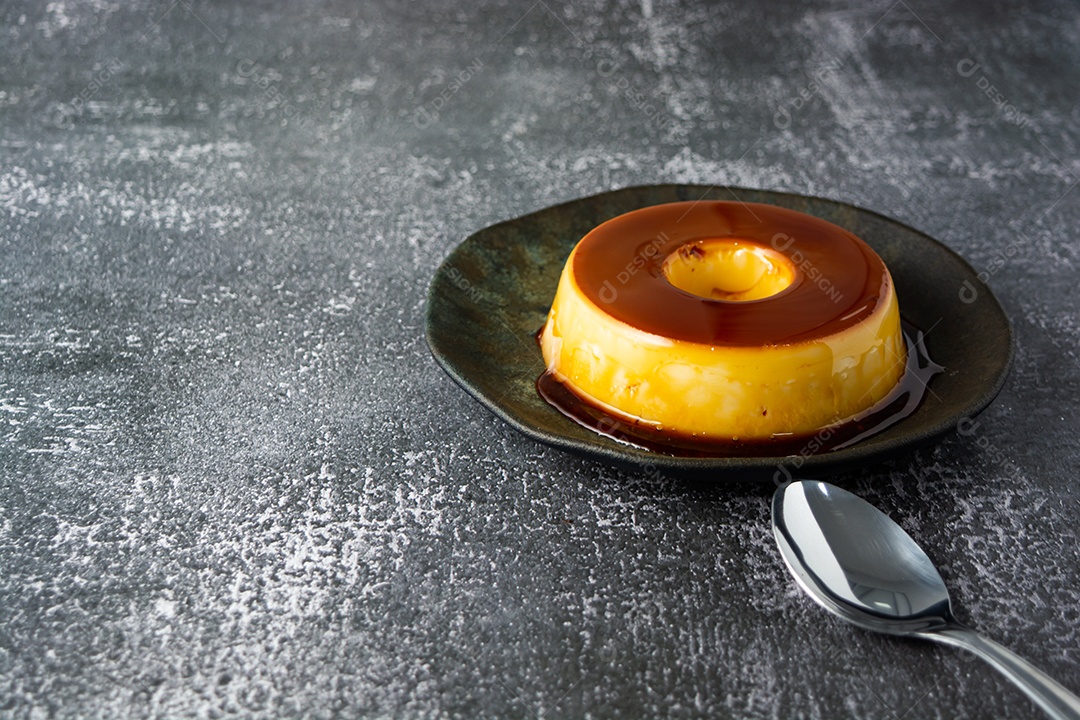 pudim de leite ou pudim de leite formato de banner ao ar livre. sobremesa tradicional brasileira com caramelo também conhecido como pudim