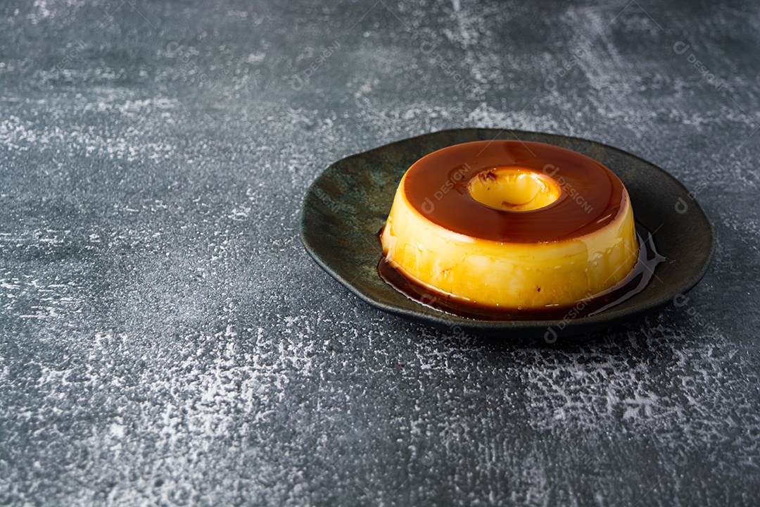 pudim de leite ou pudim de leite formato de banner ao ar livre. sobremesa tradicional brasileira com caramelo também conhecido como pudim
