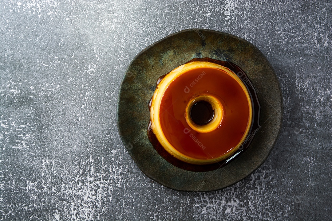 pudim de leite ou pudim de leite formato de banner ao ar livre. sobremesa tradicional brasileira com caramelo também conhecido como pudim