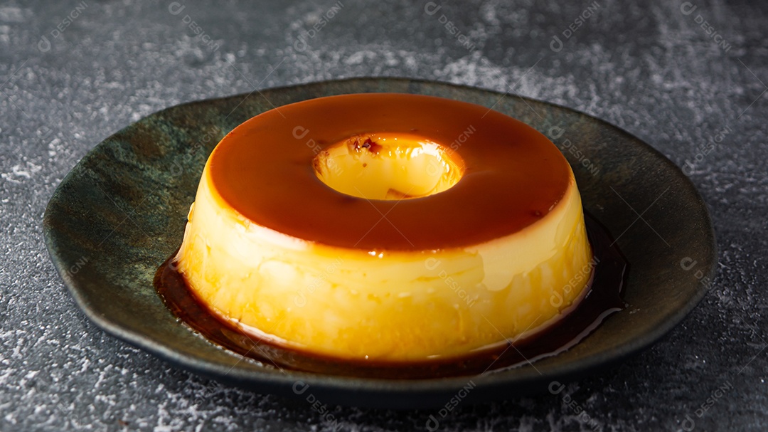 pudim de leite ou pudim de leite formato de banner ao ar livre. sobremesa tradicional brasileira com caramelo também conhecido como pudim