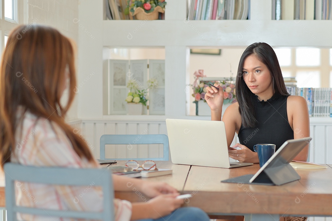 Retrato de uma empresária segurando uma caneta apontando para a pessoa sentada em frente Ela culpou o trabalho do subordinado.
