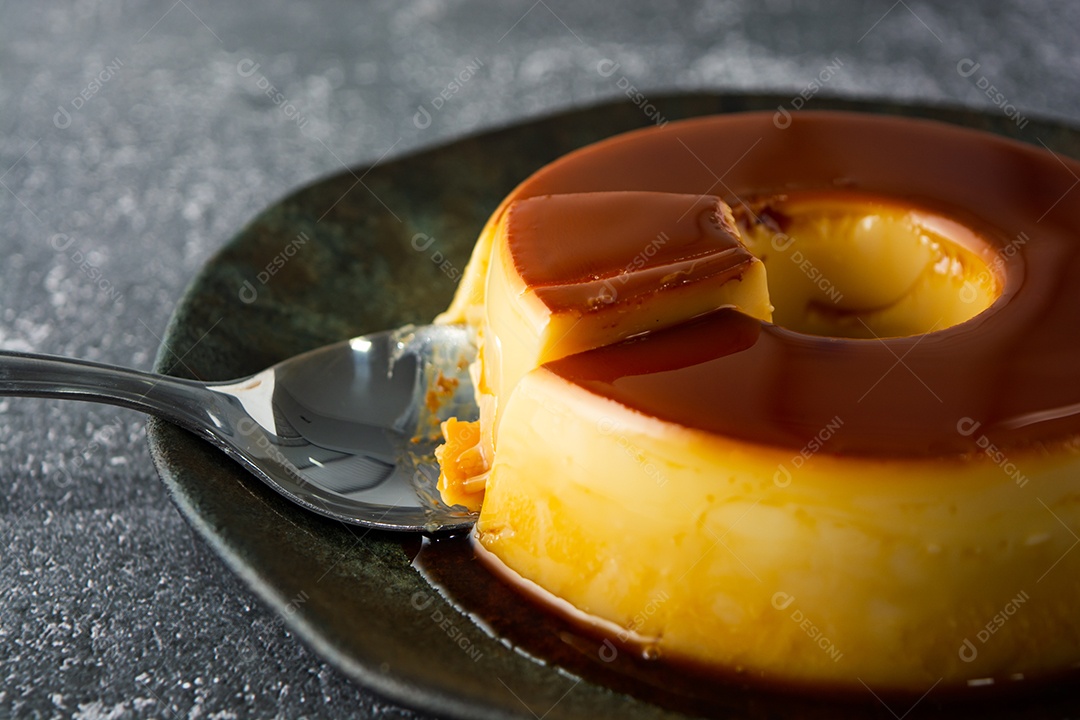 pudim de leite ou pudim de leite, sobremesa tradicional brasileira com caramelo também conhecido como pudim