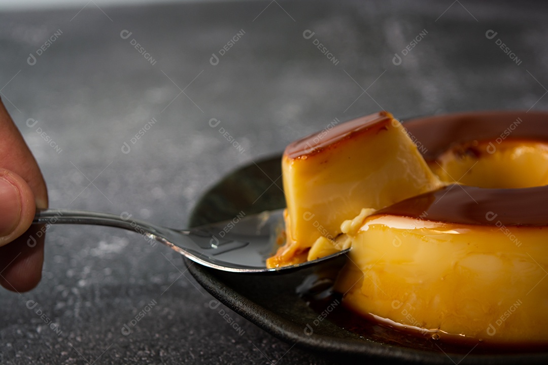 pudim de leite ou pudim de leite, sobremesa tradicional brasileira com caramelo também conhecido como pudim