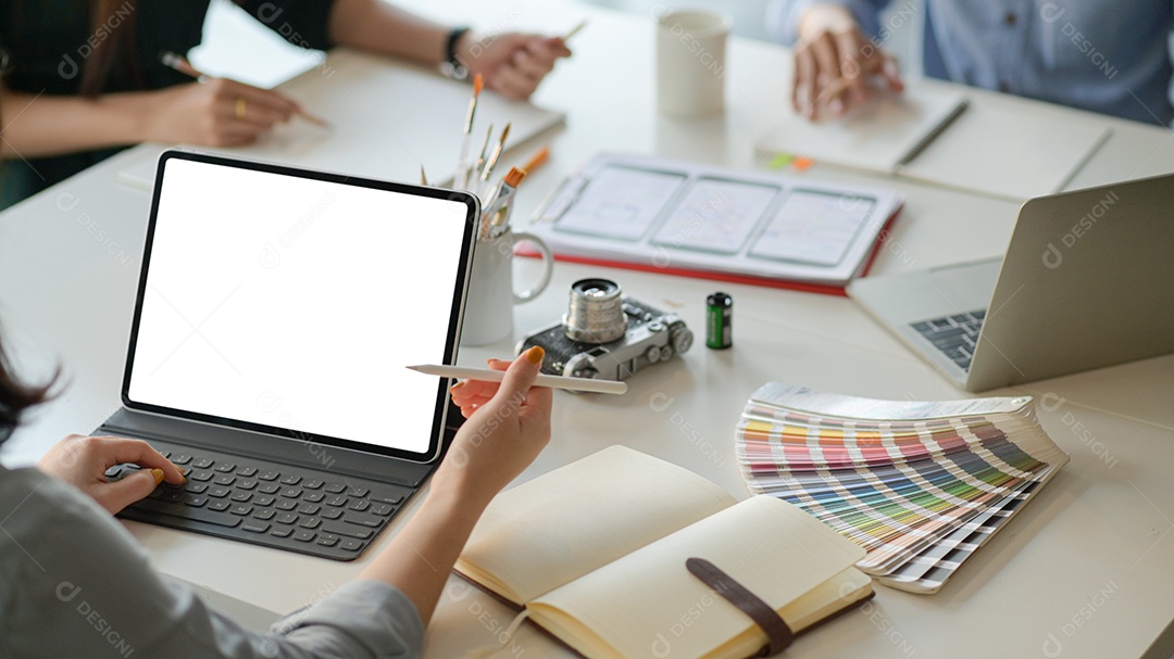 Designers profissionais está trabalhando com smartphones e laptops para projetar aplicativos.