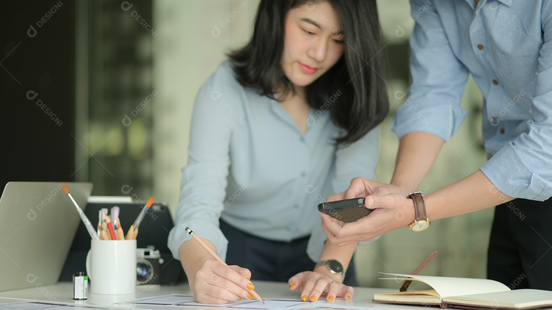 Designers profissionais está trabalhando com smartphones e laptops para projetar aplicativos.