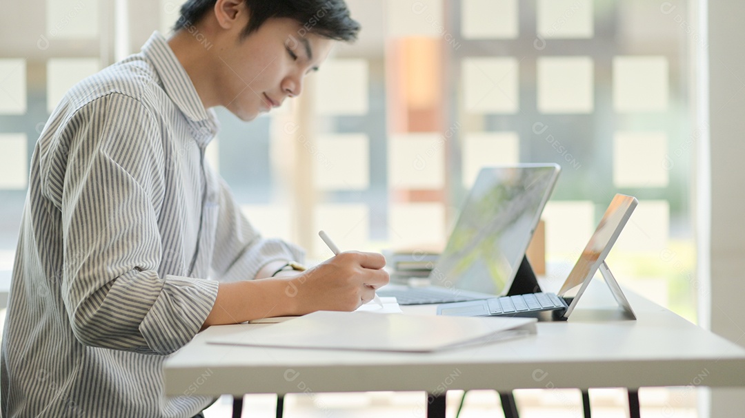 Foto recortada de um jovem empresário profissional está pensando em seu projeto futuro com um laptop em cima da mesa no escritório confortável.