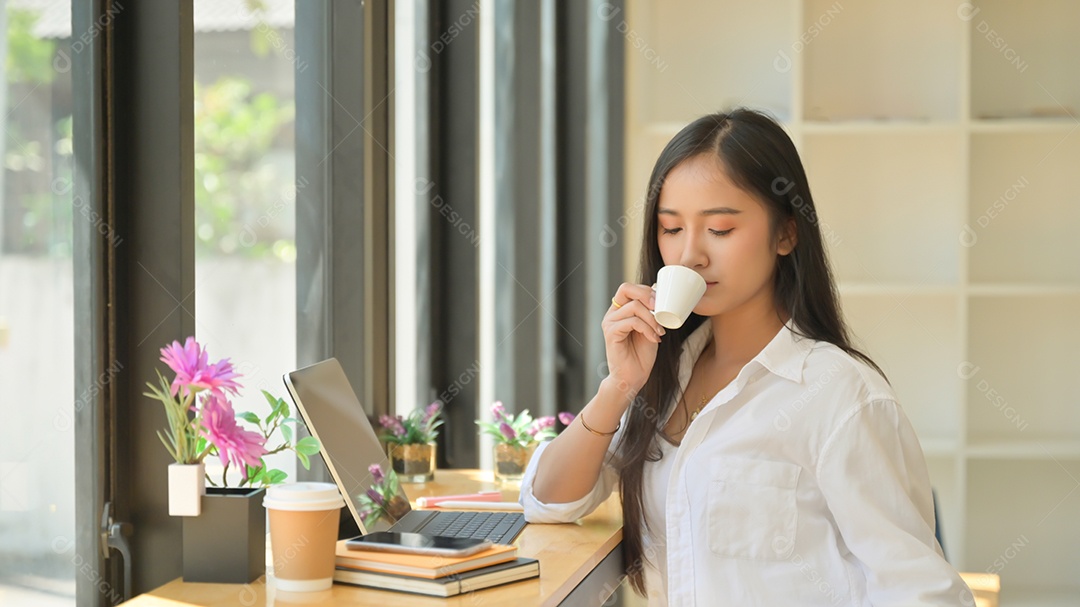 Foto de jovens tomando café durante uma pausa do projeto para apresentar aos clientes.