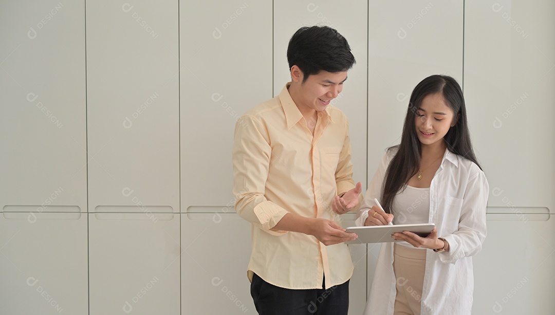 Jovens estudantes adolescentes estão usando o tablet para encontrar informações sobre como fazer projetos para apresentações de professores.