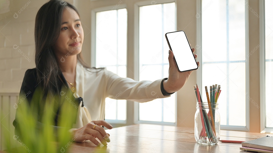 Foto recortada da menina segurando um smartphone apresentando o pacote de seguro de saúde do vírus Corona aos clientes.