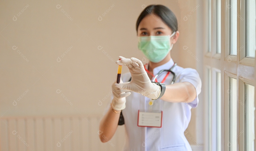 Foto recortada de enfermeira usando luvas com um tubo de teste de sangue frontal, Conceitos examinando a infecção pelo vírus covid-19.