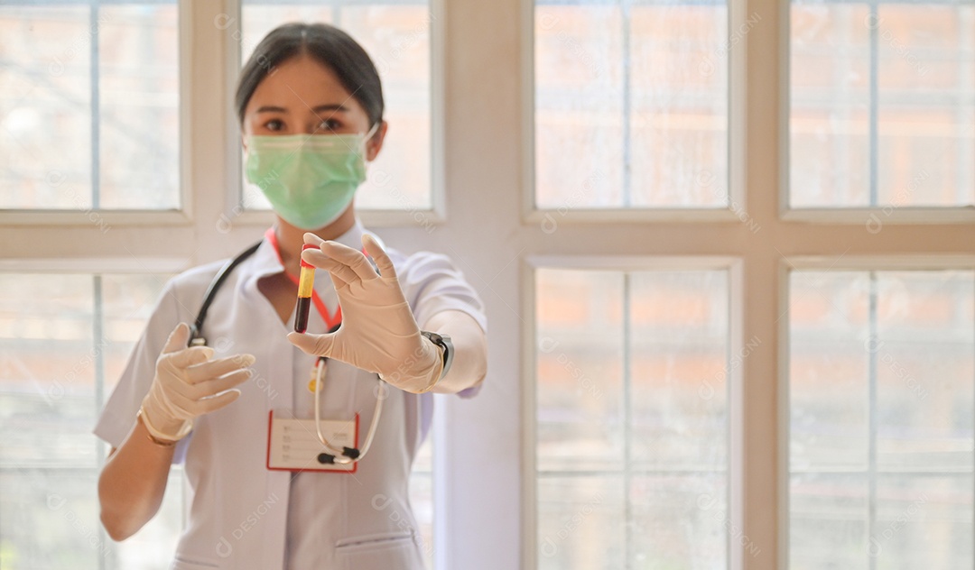 Foto recortada de enfermeira usando luvas com um tubo de teste de sangue frontal, Conceitos examinando a infecção pelo vírus covid-19.