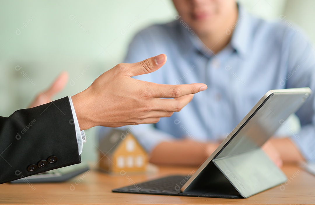 Corretor de seguros está introduzindo um programa de seguro de saúde com seu tablet.