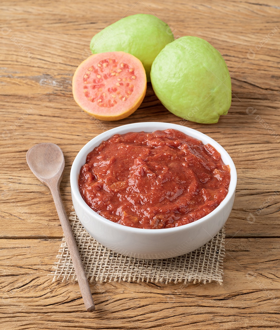 Goiabada, doce de goiaba cremosa brasileira tradicional com frutas sobre a mesa de madeira.