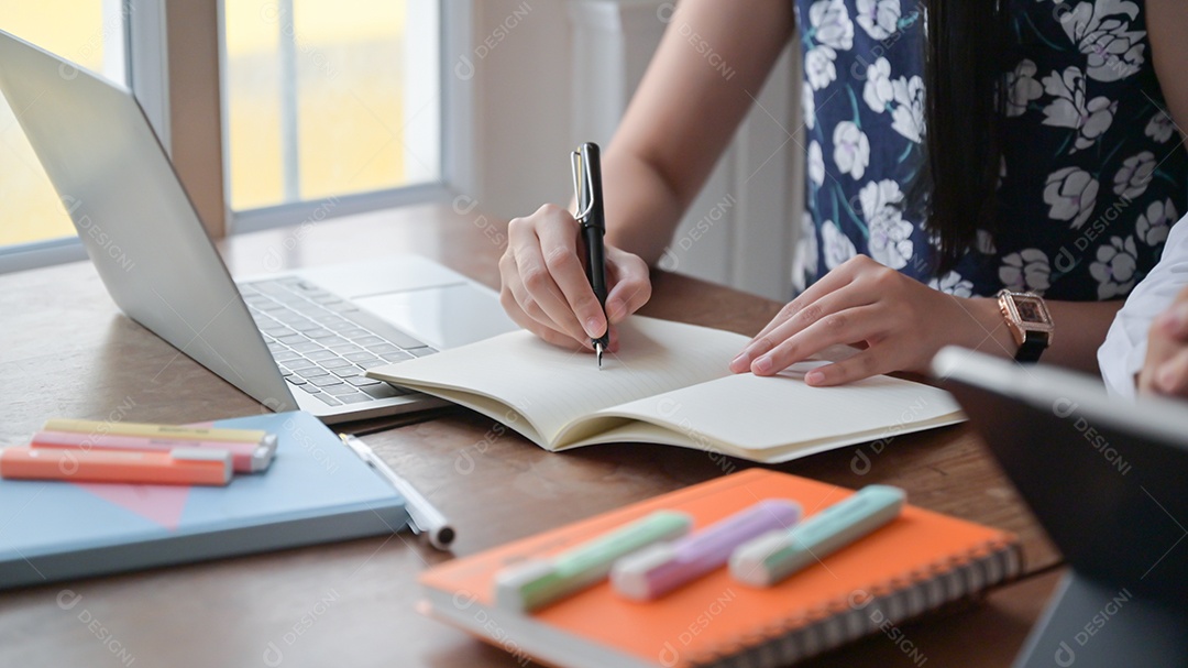 Foto recortada de uma jovem gravando reuniões online em sua casa, trabalhando em casa para evitar o vírus.