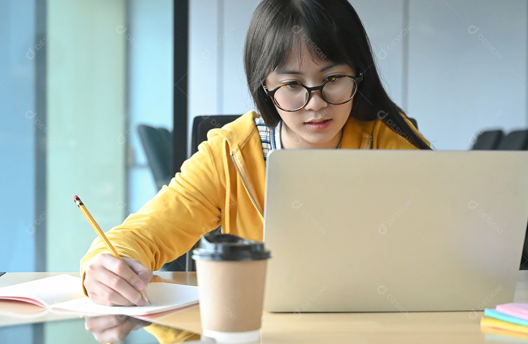 Uma aluna de óculos é uma lição de seu estudo on-line em casa,Trabalhe em casa,Trabalhe em casa.