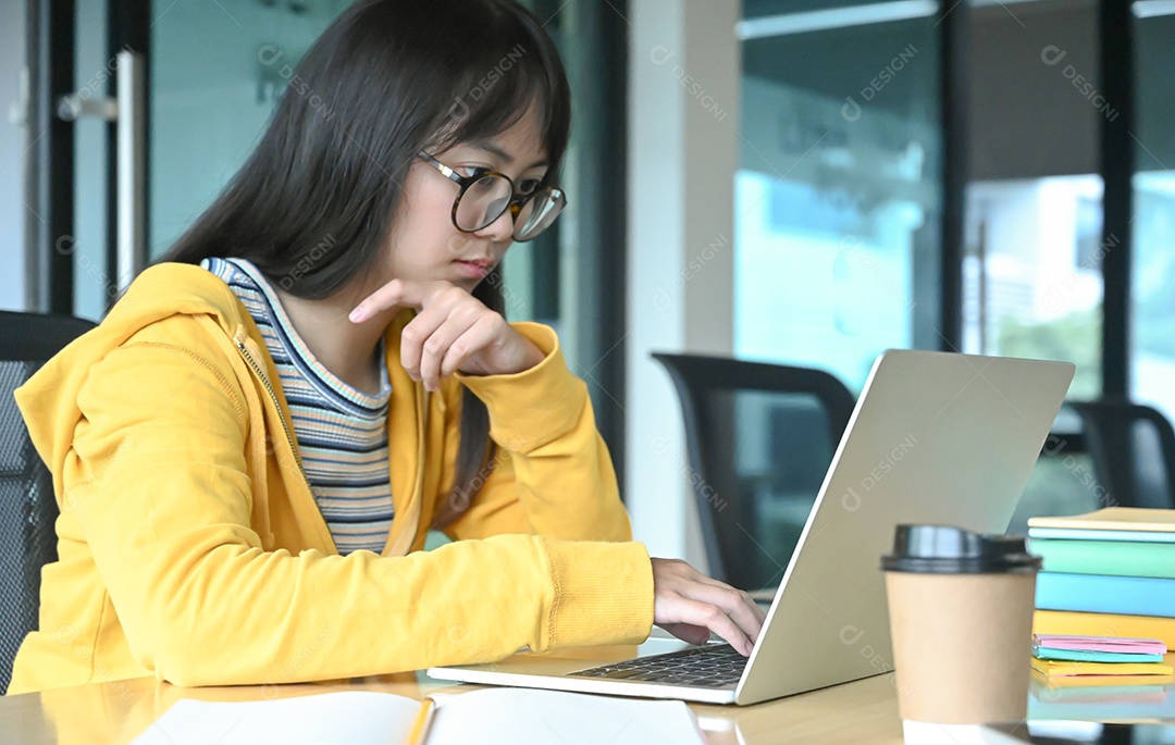 Estudantes do sexo feminino usam óculos para usar um laptop para estudar o verão de estudos on-line em casa, Trabalhar em casa, Trabalhar em casa.