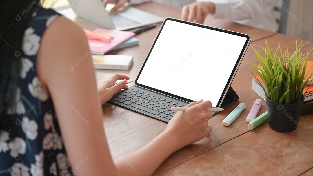Foto recortada de estudantes do sexo feminino estão usando laptop para estudar o verão on-line em casa, trabalhar em casa, trabalhar em casa.