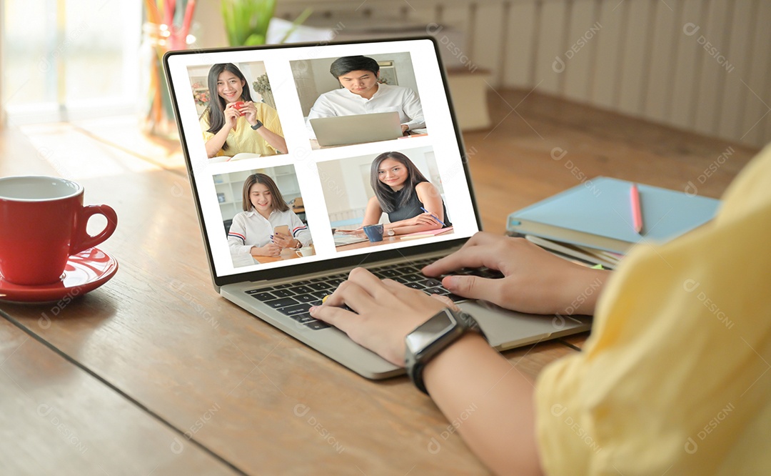 Grupo de estudantes adolescentes estão conversando online com uma videochamada. Eles ficam em casa para se proteger contra o vírus, aprendizado on-line, trabalho em casa.